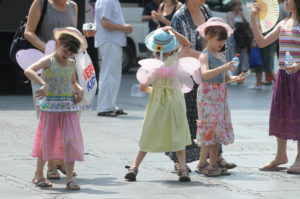 greske koje deca cesto prve su vazne jer se iz njih uci tako deca na slici smisljaju nove planove dok su obucena u sarene haljine