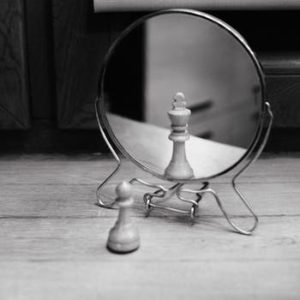 EFT tehnika emocionalne slobode koju opisuje najbolje stono ogledalo u kome se ogleda figura iz saha